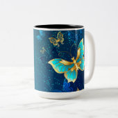 Golden Butterflies op een blauwe achtergrond Tweekleurige Koffiemok (Voorkant rechts)