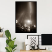 Golden Gate Bridge met wegrijder in mist Poster (Thuiskantoor)