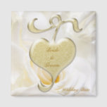 Golden Heart Wedding Favor Magnet<br><div class="desc">Coeur doré précieux sur rose blanche arrière - plan décore cette belle faveur de mariage. Vous pouvez personnaliser l'ajout de noms et de date. com.</div>