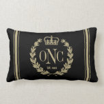Golden Laurel Wreath Monogramme Logo Coussin<br><div class="desc">Cliquez sur "Customiser" pour changer la couleur arrière - plan. La couronne de laurier et le logo de la couronne. Entrez vos initiales et l'année d'établissement. Cool spécial occasion/anniversaire/cadeau de vacances.</div>
