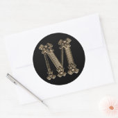 Golden Letter M Initiaal of Monogram op zwart Ronde Sticker (Envelop)