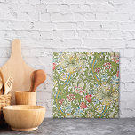 Golden Lily Fleurs sauvages William Morris<br><div class="desc">Un carrelage décoratif en céramique avec le motif floral dessiné à l'origine par l'artiste britannique William Morris de l'époque des Arts et de l'Artisanat. Lys bordé d'or aux fleurs sauvages rouges et bleus.</div>