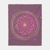 Golden Mandala op Plum | Elegante Heilige Geometri Fleece Deken (Voorkant)