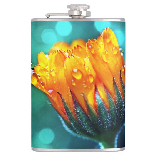 Golden Marigold op Blauwgroen Bokeh Heupfles (Voorkant)