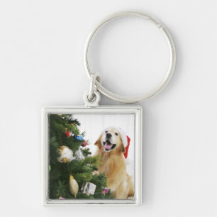 Golden rekwieg die naar de kerstboom kijkt sleutelhanger