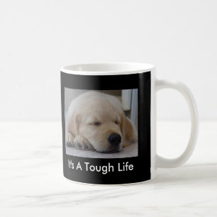 Golden retriever c'est une tasse dure de chiot de