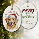 Golden Retriever Chien Joy au monde<br><div class="desc">Sur le devant de cet ornement de vacances est une jolie image d'un chien Golden Retriever habillé d'un casquette du Père Noël. Derrière l'image se trouve un arrière - plan à confettis doré. Le texte rouge dit "Joy to the World". Le dos de l'ornement a le même arrière - plan...</div>