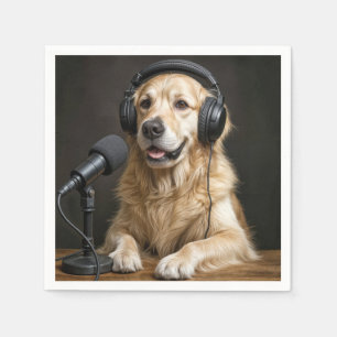 Golden Retriever die een Podcast host Servet