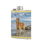Golden retriever die zich op blauwe oceaan heupfles (Links)