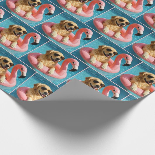 Golden Retriever Floating On a Flamingo Pool Toy Cadeaupapier (Hoek)