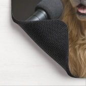 Golden Retriever Hosting a Podcast Muismat (Hoek)