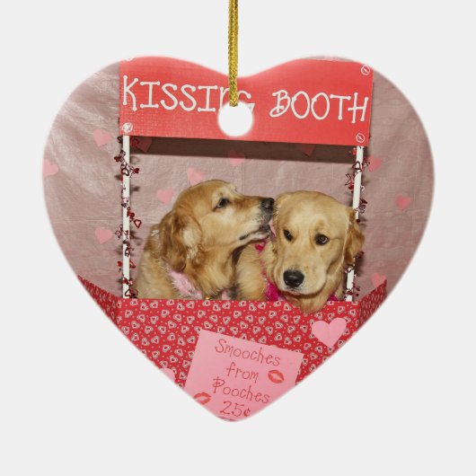 Golden Retriever Kissing Booth Keramisch Ornament (Achterkant)