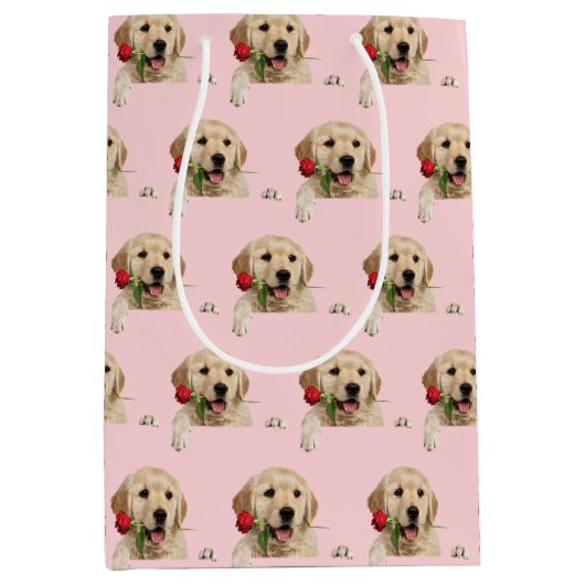 Golden Retriever met kussen en roos Medium Cadeauzakje (Voorkant)