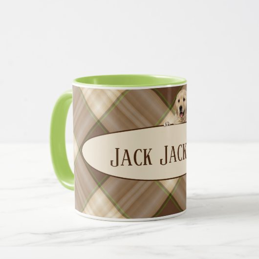 Golden retriever op bruin geruite patroon met naam mok (Voorkant links)