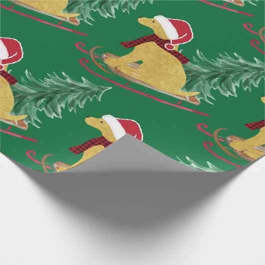 Golden Retriever Riding Xmas Tree Sled Green Cadeaupapier (Hoek)