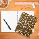 Golden Retrivers Rouge, Crème, Golden Dog Motif<br><div class="desc">Caractéristiques du design : Chiens dorés illustrés sur un arrière - plan brun. Le produit personnalisé peut avoir n'importe quel nom ou phrase ajouté à la conception. Modifiez la police,  la taille de police et la couleur de police à votre goût à l'aide de l'outil de personnalisation.</div>