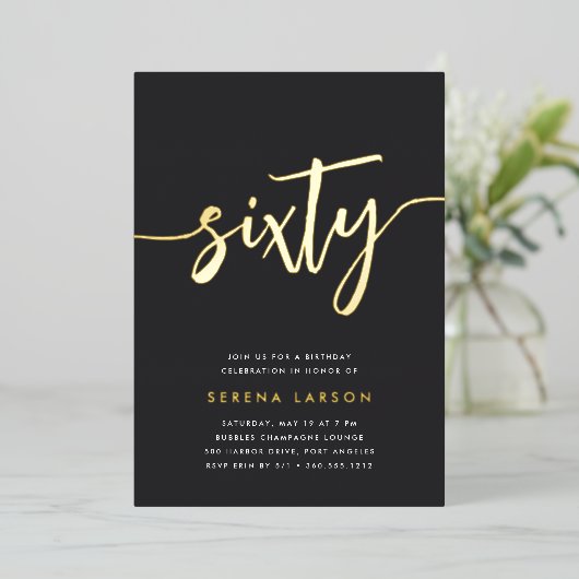 Golden Script 60th Birthday Party Folie Uitnodiging (Staand Voorkant)