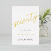 Golden Script 70th Birthday Party Folie Uitnodiging (Staand Voorkant)