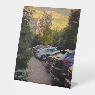 Golden Silence Pedestal Display – Customizable Reclamebord Met Voetstuk