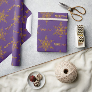 Golden Snowflake Elegance Paarse Kerst Cadeaupapier