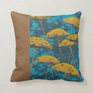 Golden Yarrow Garden met blauwe achtergrond Kussen