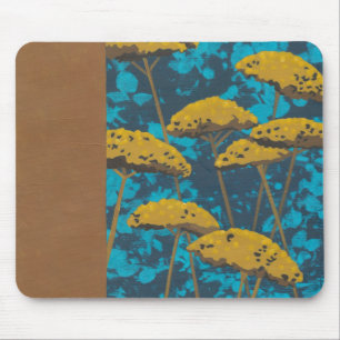 Golden Yarrow Garden met blauwe achtergrond Muismat