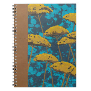 Golden Yarrow Garden met blauwe achtergrond Notitieboek
