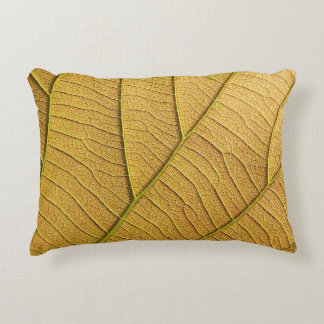 Golden yellow leaf pattern in the morning.  accent kussen