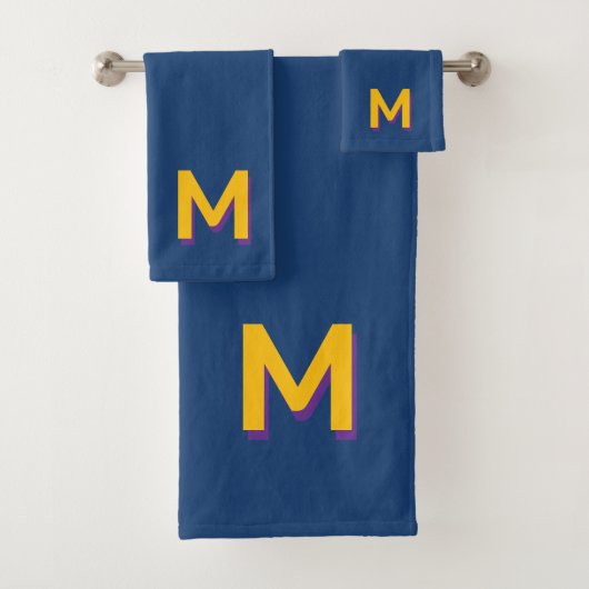 Golden Yellow Monogram on Dark Blue Bath Towel Set (En situation)