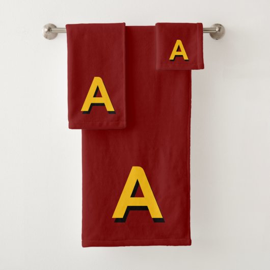 Golden Yellow Monogram on Maroon (En situation)