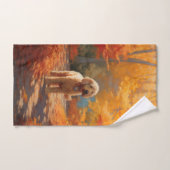 Goldendoodle dans les feuilles d'automne qui tombe (Serviette à main)