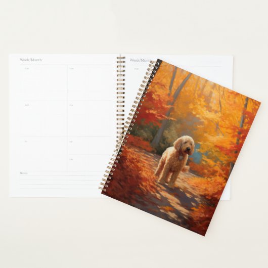 Goldendoodle dans les feuilles d'automne qui tombe (Devant avec enveloppe)