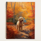 Goldendoodle dans les feuilles d'automne qui tombe (Devant)