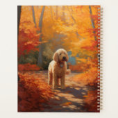 Goldendoodle dans les feuilles d'automne qui tombe (Dos)