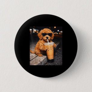 Goldendoodle drinkt ijskoude koffie grappig dier m ronde button 5,7 cm
