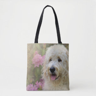 Goldendoodle hond in Hydrangea tuin Draagtas