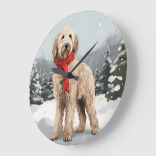Goldendoodle-hond in sneeuw met Kerstmis Grote Klok