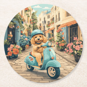 Goldendoodle-hond rijdt op scooter door Europese s Ronde Kartonnen Onderzetter