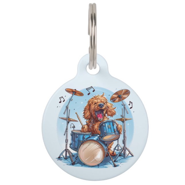 Goldendoodle hond speelt drums huisdierpenning (Voorkant)