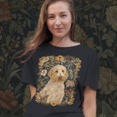 Goldendoodle in een William Morris Garden T-shirt