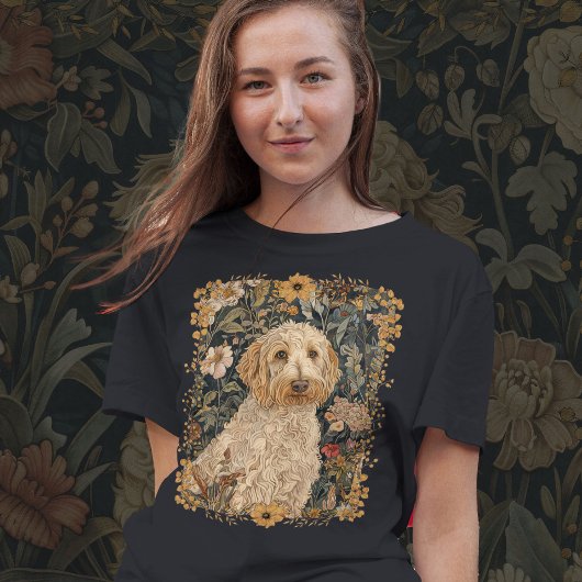 Goldendoodle in een William Morris Garden T-shirt