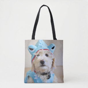 Goldendoodle in haaienkostuum draagtas