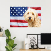 Goldendoodle met Amerikaanse vlag Poster (Thuiskantoor)
