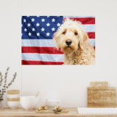 Goldendoodle met Amerikaanse vlag Poster (Keuken)