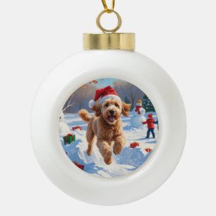 Goldendoodle Rent in de Sneeuw met Kerstmuts Keramische Bal Ornament