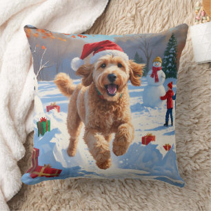 Goldendoodle Rent in de Sneeuw met Kerstmuts Kussen
