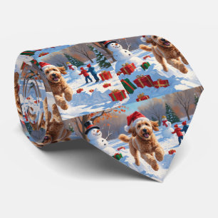 Goldendoodle Rent in de Sneeuw met Kerstmuts Stropdas