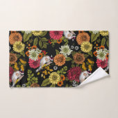 Goldfinches dans le jardin sur noir (Serviette à main)