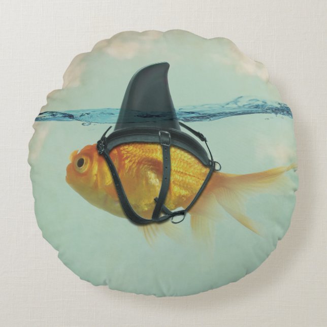 Goldfish with a Shark Fin Rond Kussen (Voorkant)