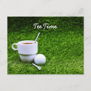 Golf afslaan met kopje thee op groen gras briefkaart